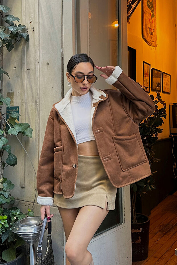 سترة من جلد الغزال مع جيوب وأزرار وبطانة من الفرو - 1