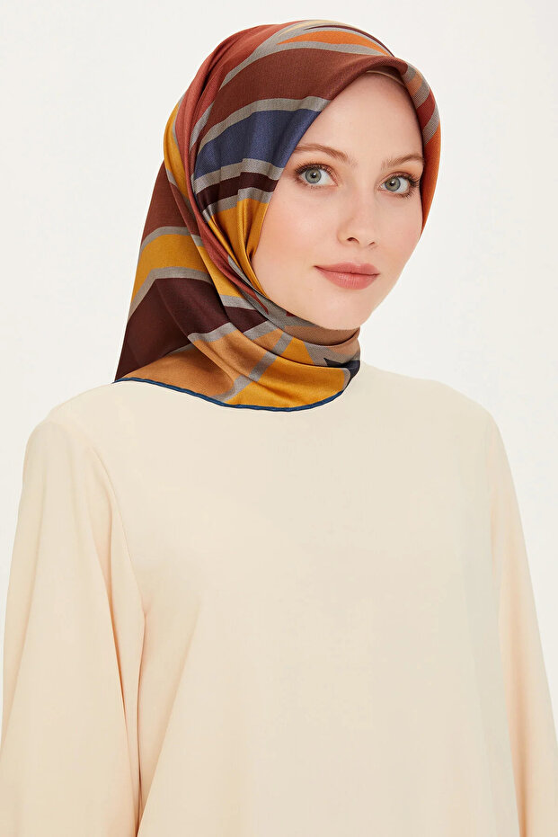 وشاح حريري منقوش هندسيًا من سيرا - 9232 03