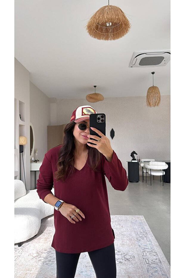 قميص أساسي من القطن بأكمام طويلة وياقة على شكل حرف V باللون العنابي