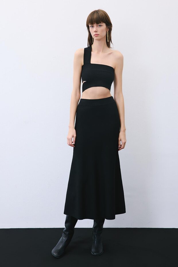 Elastic Waist Midi Length Black Knit Skirt