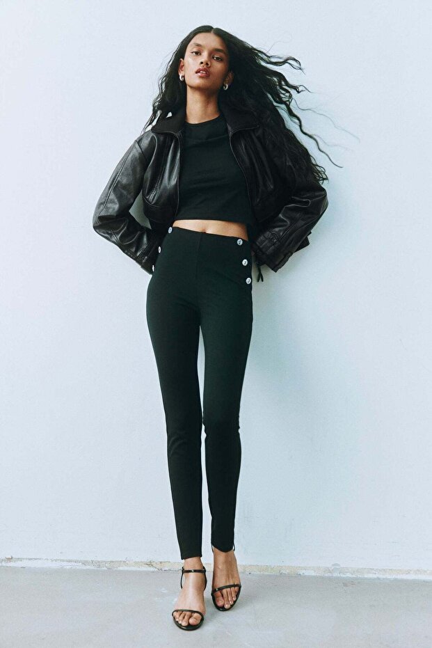 Button-detailed leggings