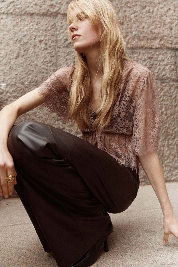 الجزء العلوي من الدانتيل - 1