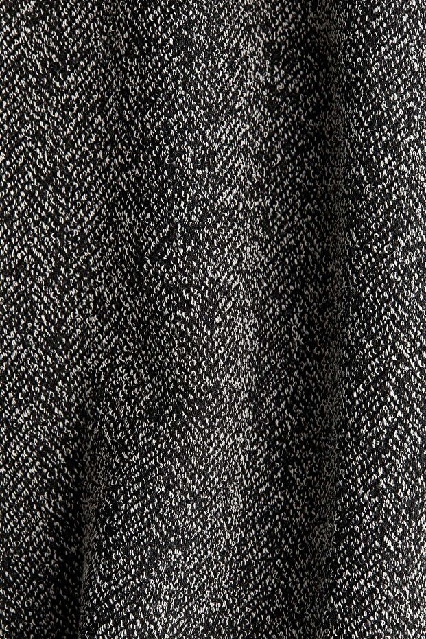 بلوزة بفتحة رقبة على شكل حرف V - 1