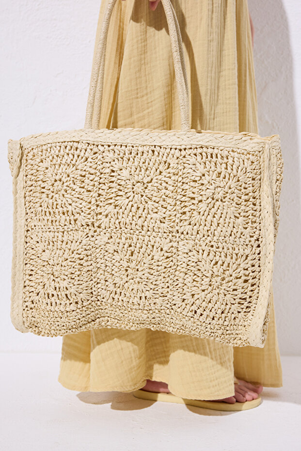 حقيبة كبيرة من القش منقوشة باللون البيج - 2