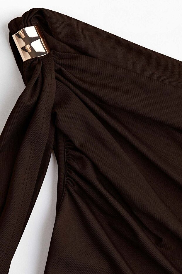 بلوزة مكشكشة بكتف واحد - 2