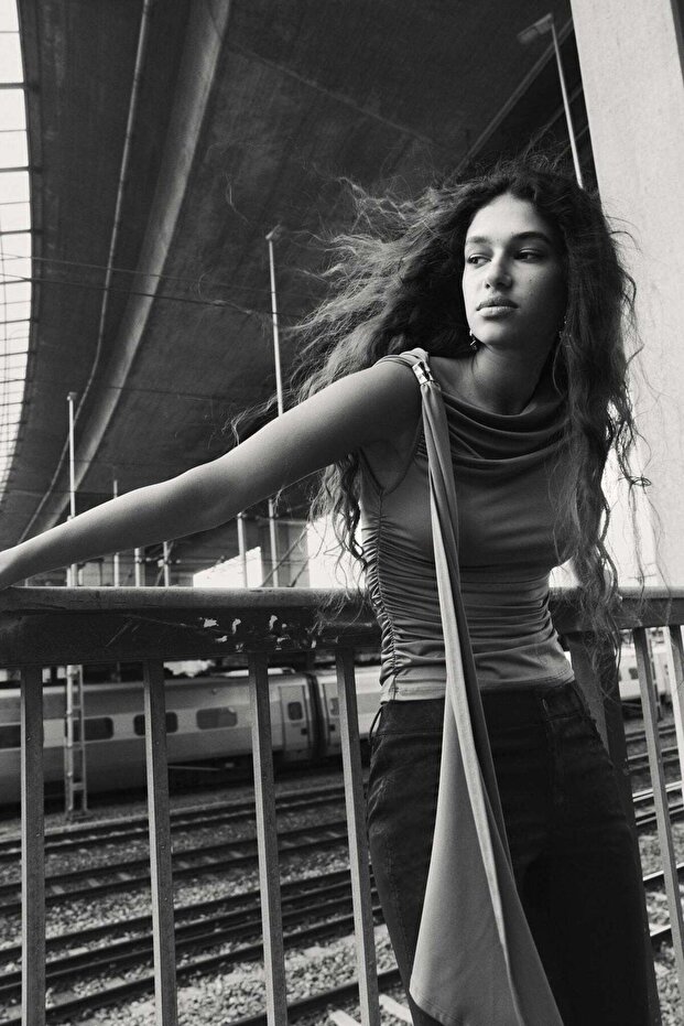 بلوزة مكشكشة بكتف واحد - 6