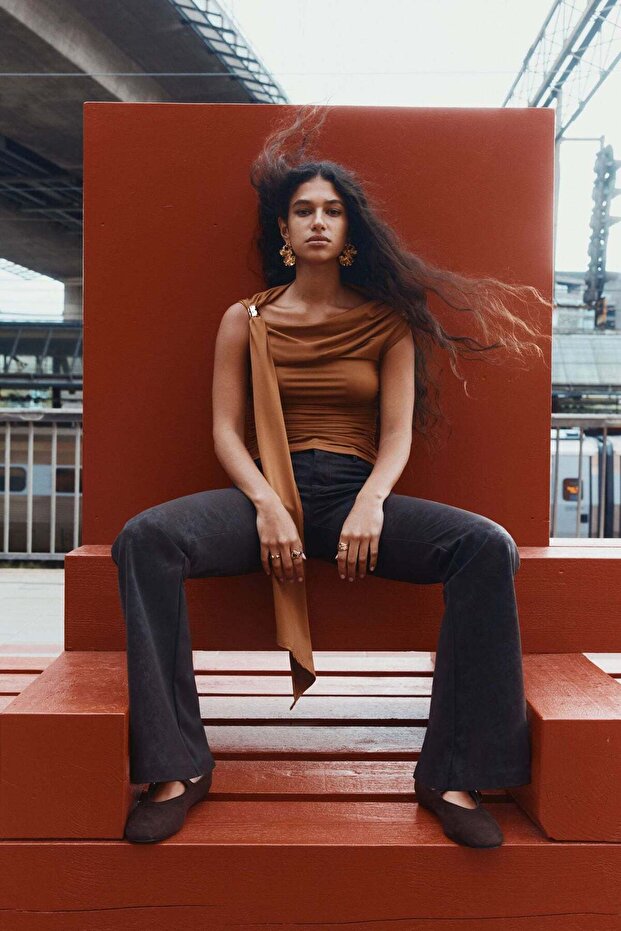 بلوزة مكشكشة بكتف واحد - 3