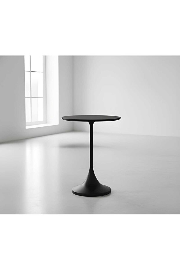 Black side table with elegant design - 4