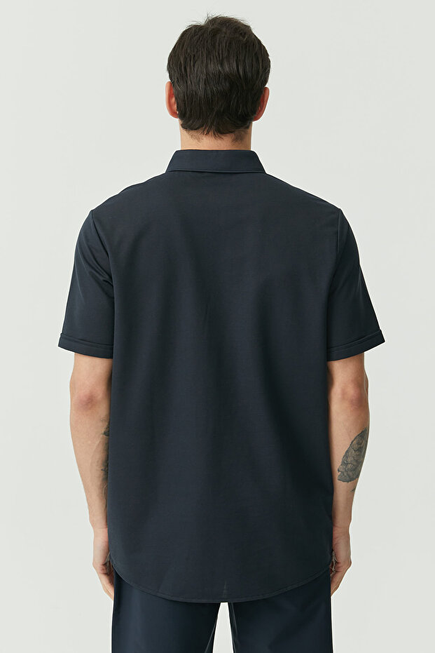 قميص عادي بياقة مزودة بأزرار - 8