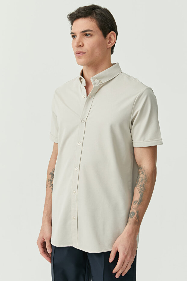 قميص عادي بياقة مزودة بأزرار - 2