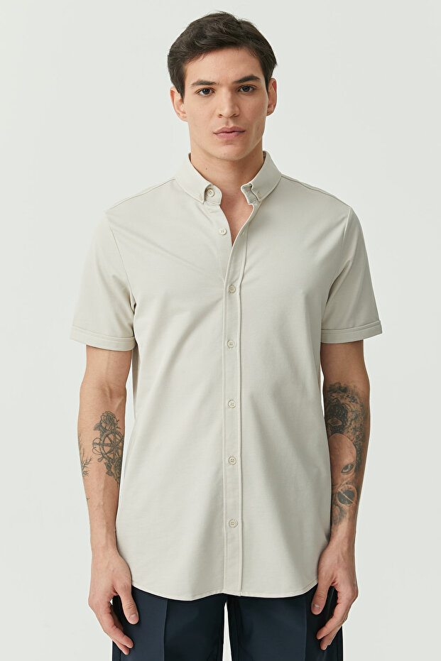 قميص عادي بياقة مزودة بأزرار - 4