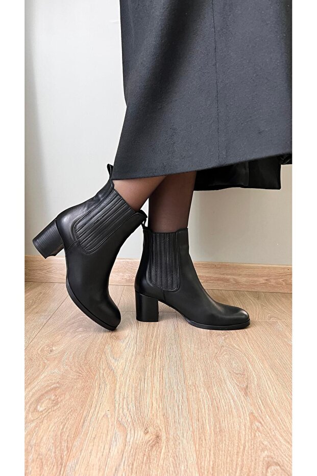 Eliya Elastic Thick Boots Heeled Round Toe Black Leather Skin
