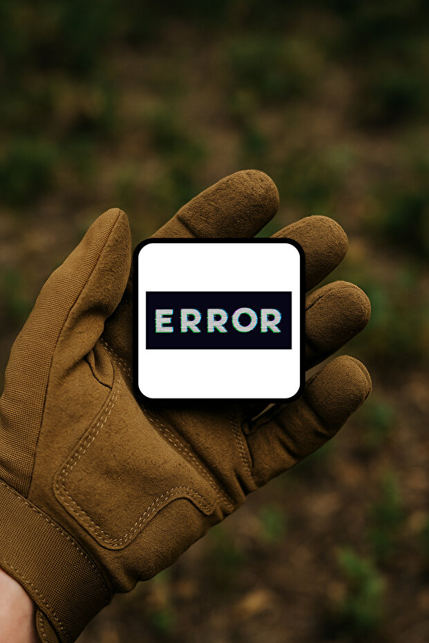 شارة / شريط / شعار رقمي بتأثير الأخطاء مكتوب عليه عبارة “ERROR” - 1