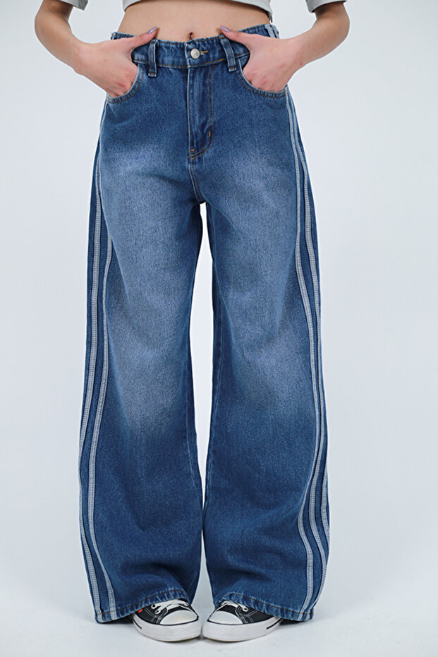 جينز فضفاض عتيق الطراز باللون الأزرق المغسول للجنسين مع ثلاثة خطوط جانبية