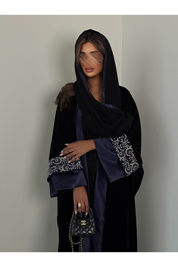 عباية زرقاء داكنة مع حافة من الساتان