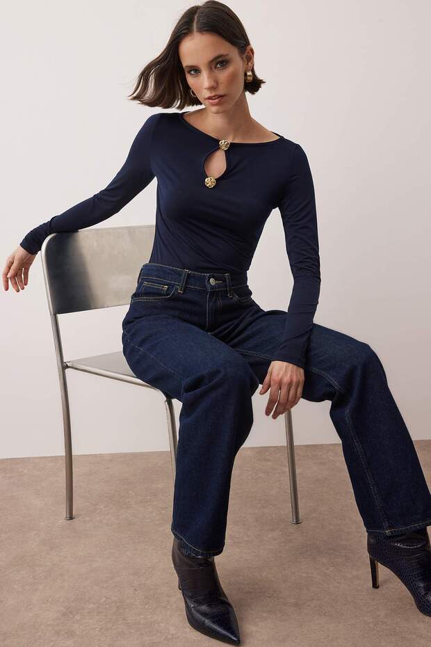 Granatowa dopasowana bluzka z elastycznej dzianiny z długimi rękawami i wycięciami TWOAW26BZ00130 - 1