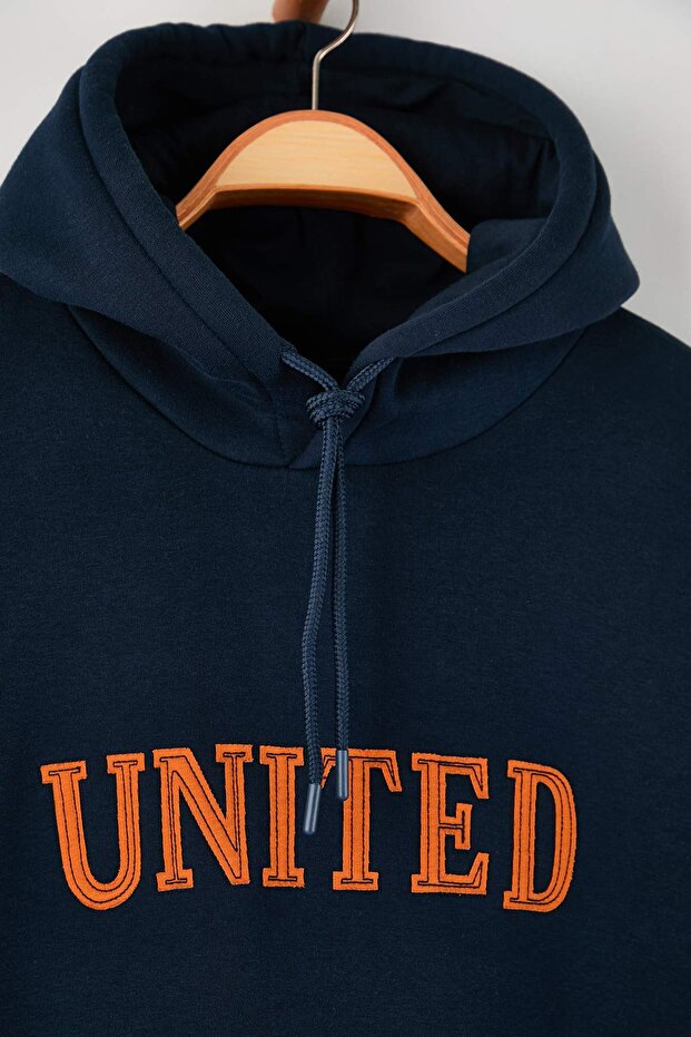 Büyük Beden Lacivert Oversize İçi Polar/Sıcak Tutan Nakışlı Sweatshirt TMNAW25AO00057 - 3