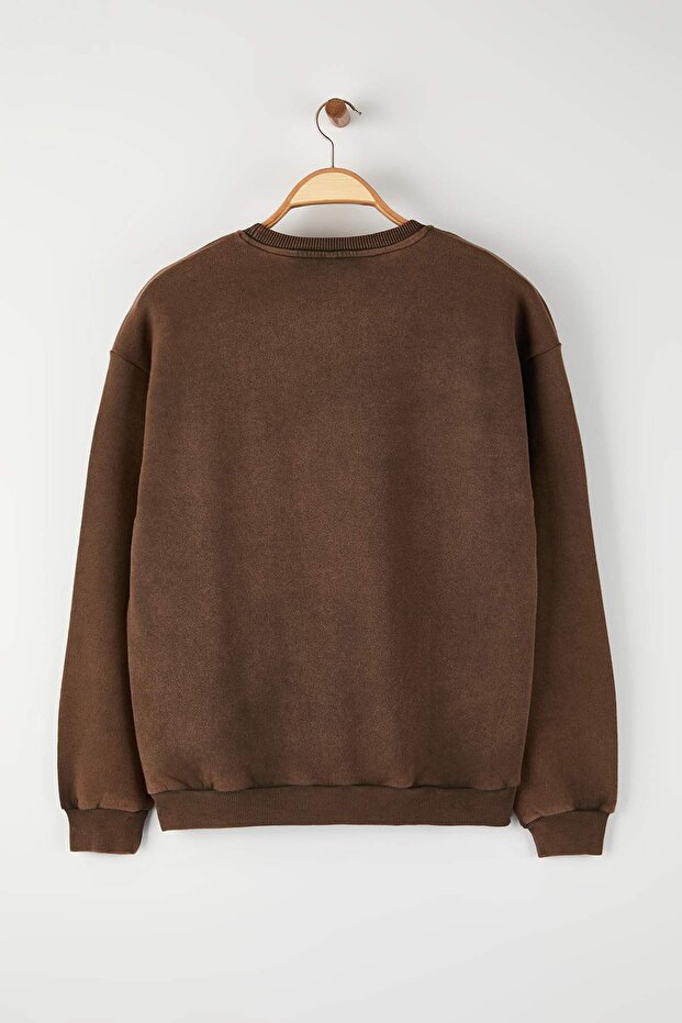 Kahverengi Oversize/Geniş Kesim Eskitme/Soluk Efektli Şardonsuz Sweatshirt TMNAW24SW00021 - 9