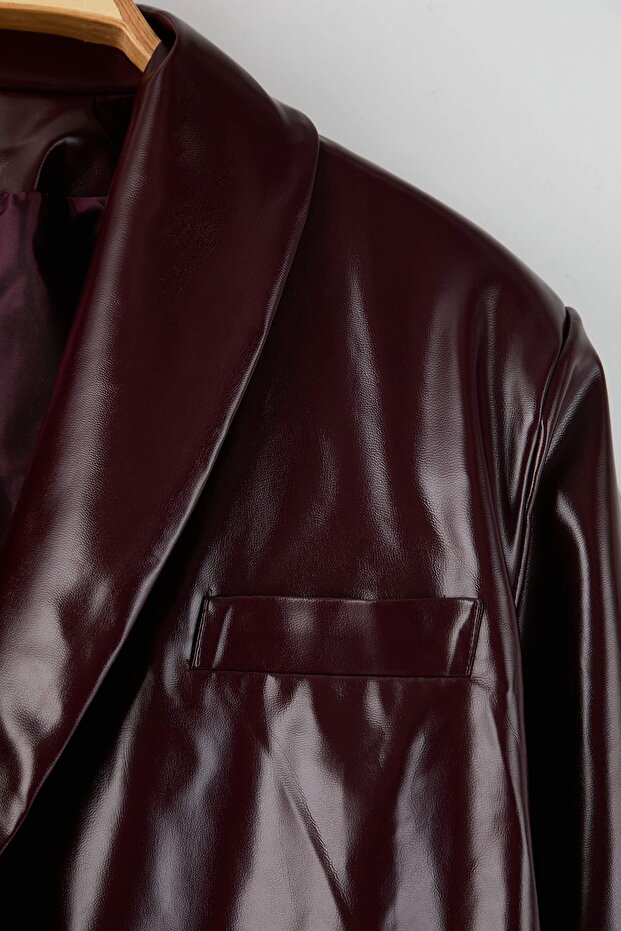 Bordowy płaszcz z paskiem i zapięciem na guziki, wykonany ze sztucznej skóry TBBAW26AG00041 - 7