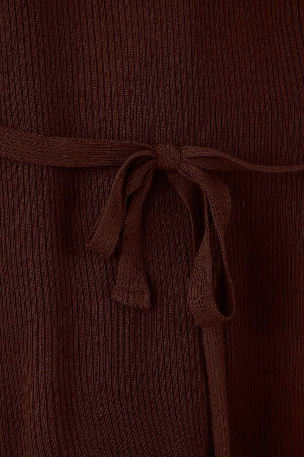 Brązowy sweter z długim rękawem i paskiem w talii TBBAW26AN00038 - 6