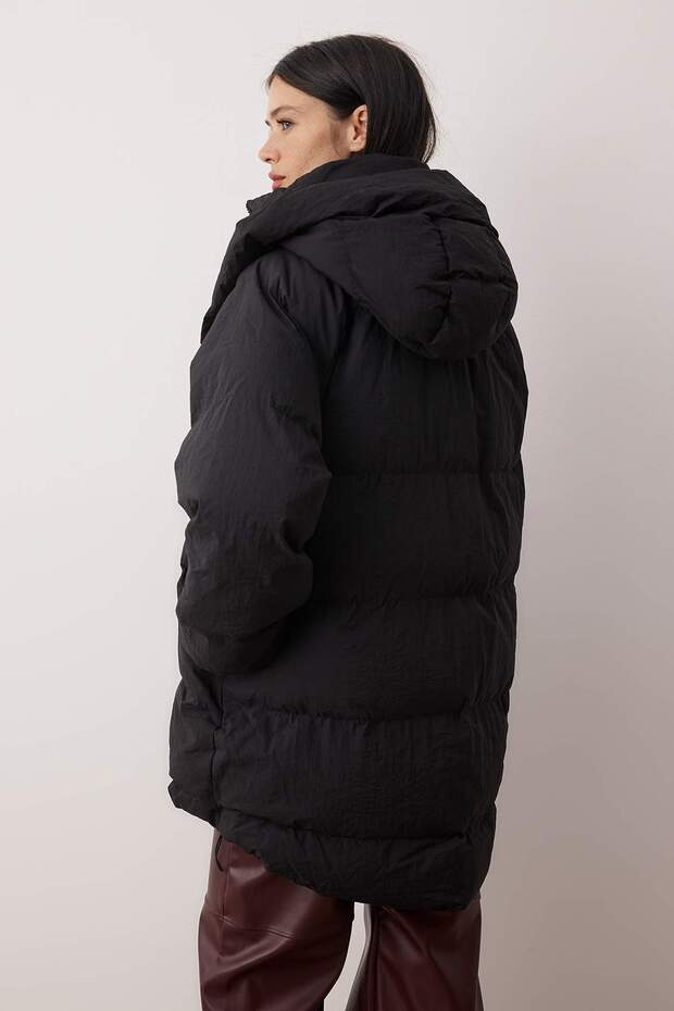 Siyah Oversize Kalıp Kapüşonlu Su İtici Şişme Mont TWOAW23MO00193 - 4