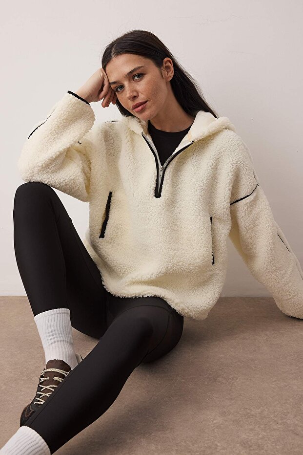 Ekru Biye Detaylı Oversize/Geniş Kalıp Peluş Kapüşonlu Kalın Örme Sweatshirt TWOAW26SW00229 - 1