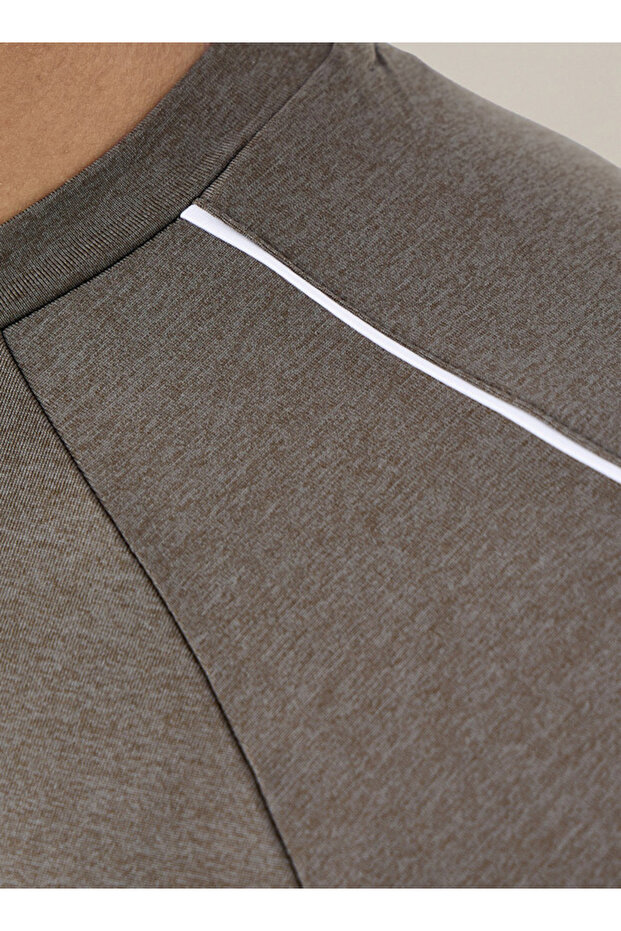 تي شيرت مقسم بأكمام راجلان - 3