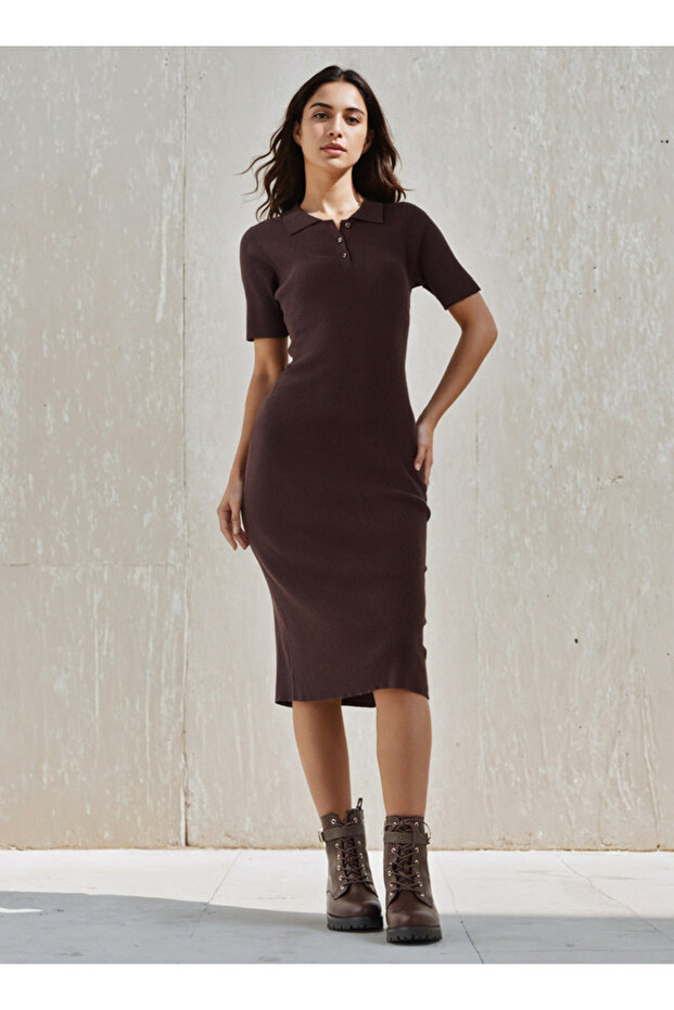 فستان متوسط الطول بقصة ضيقة مع أزرار - 2