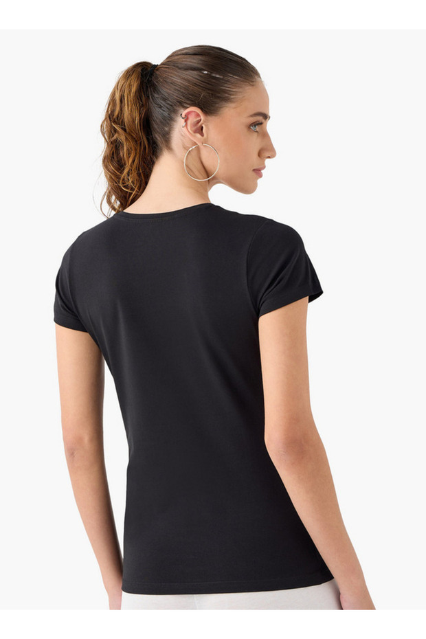 تي شيرت سادة بفتحة رقبة على شكل حرف V وأكمام قصيرة (عبوة من قطعتين) - 3