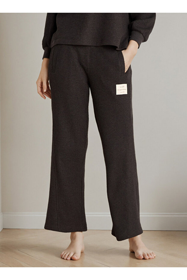 طقم بيجامات برقبة على شكل حرف V منخفضة - 4