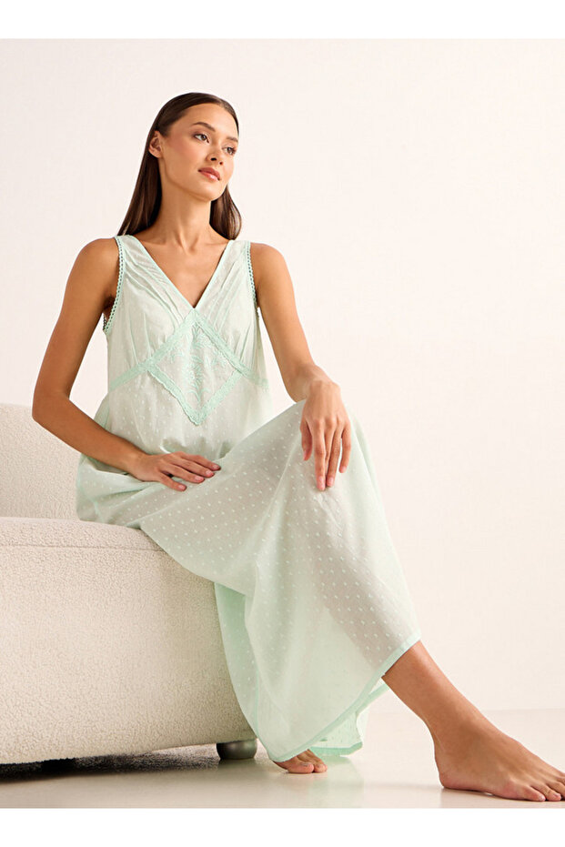 فستان نوم دوبي مطرز بدون أكمام وفتحة رقبة على شكل حرف V - 1