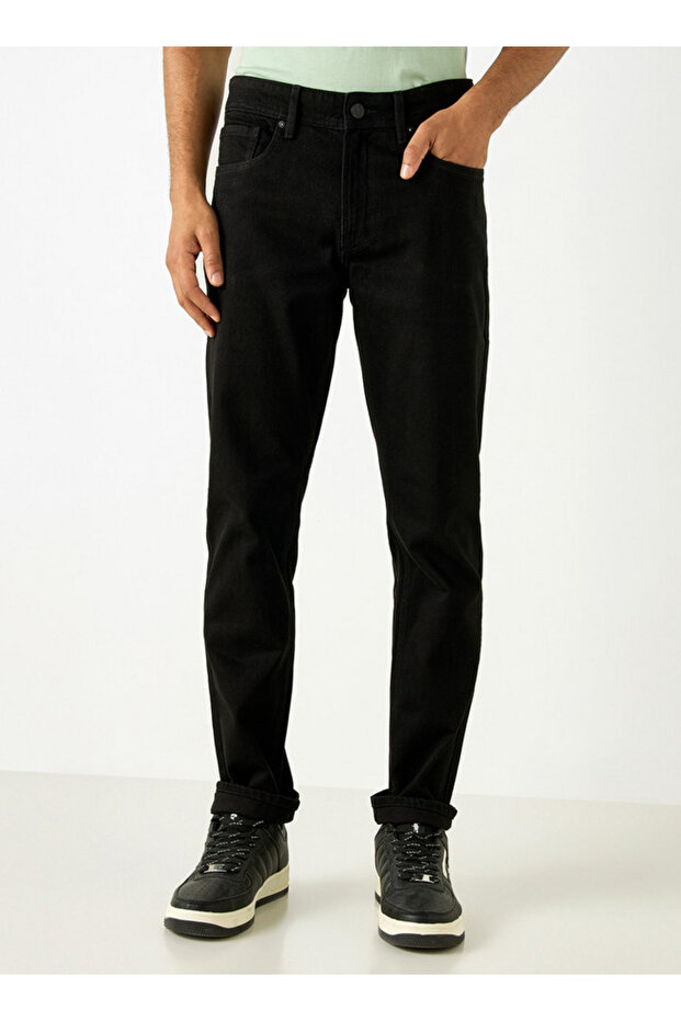 بنطال جينز بقصّة Slim Fit مع جيوب