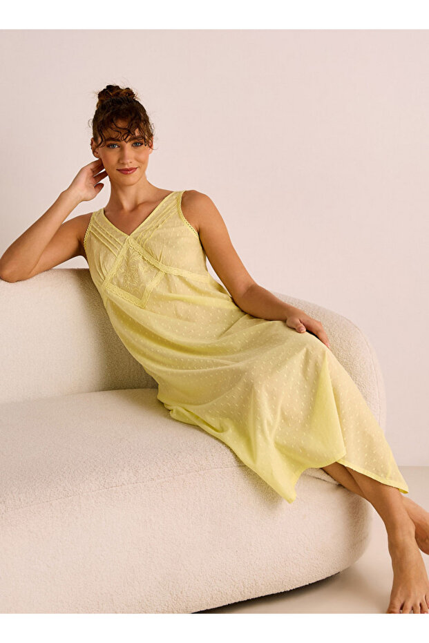 فستان نوم دوبي مطرز بدون أكمام وفتحة رقبة على شكل حرف V - 1