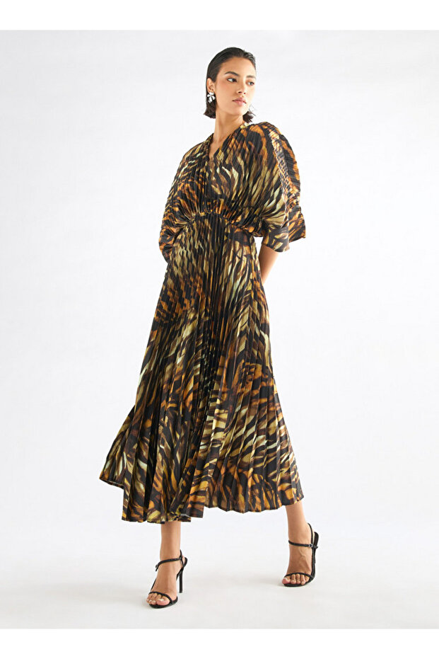 فستان ماكسي مطبوع ومطوي مع رقبة على شكل حرف V وأكمام 3/4 - 1