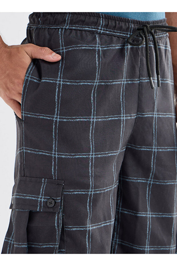 Checked Regular Fit Cargo Pants With Drawstring Closure And Pockets - 4
