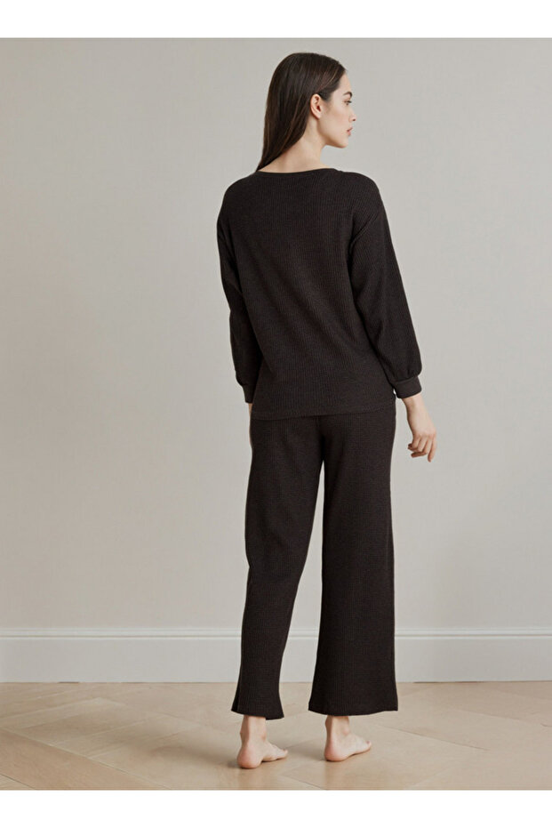 طقم بيجامات برقبة على شكل حرف V منخفضة - 3