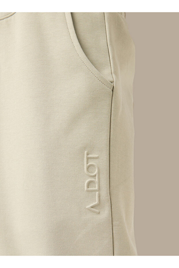 بنطال رياضي بشعار منقوش وجيوب - 4