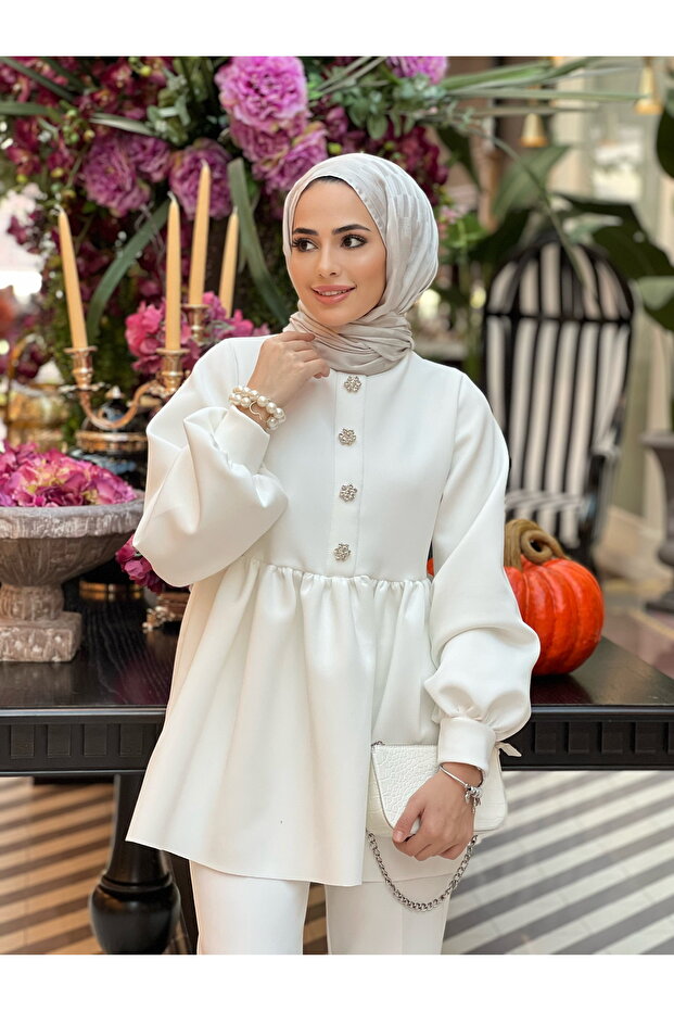 بدلة كريب بأزرار من الحجر الأبيض - 1