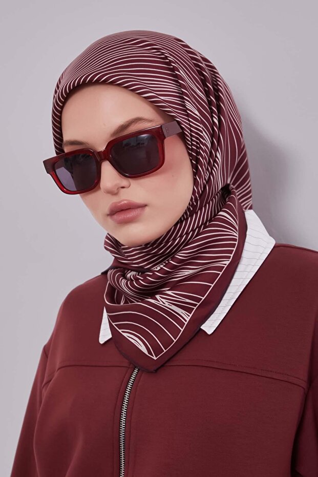 وشاح حريري بنمط خطوط بوردو