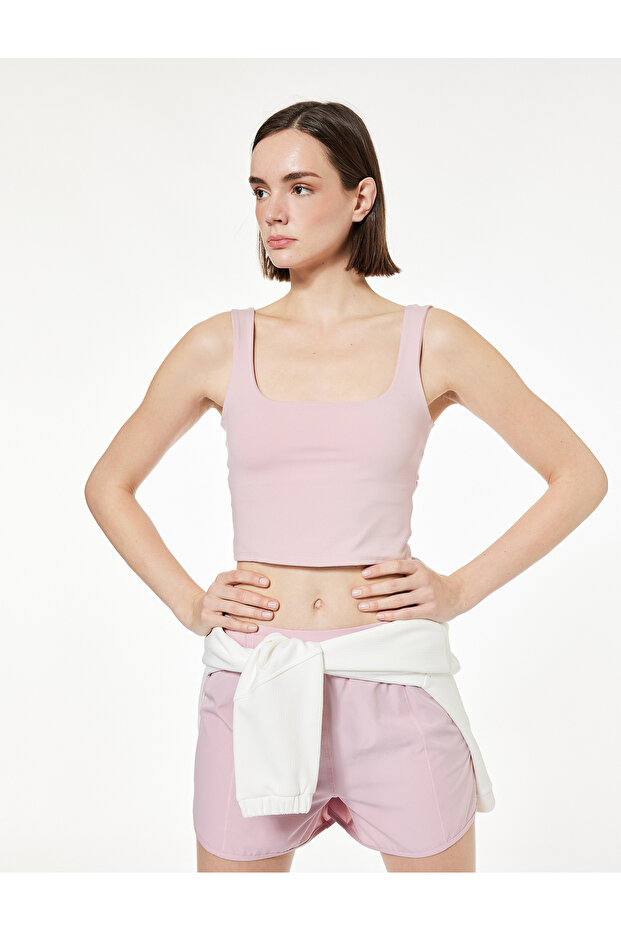 Slim Fit Sleeveless U-Neck Sports Bra with Window Detail on the Back