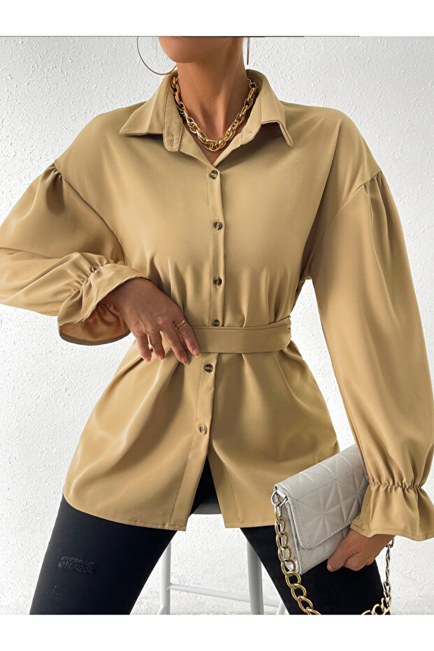 قميص سادة بأكمام منسدلة وأزرار أمامية وحزام - 5