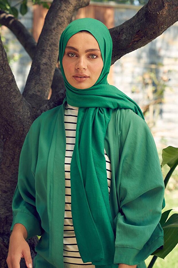 شال قطني بلون أخضر عشبي