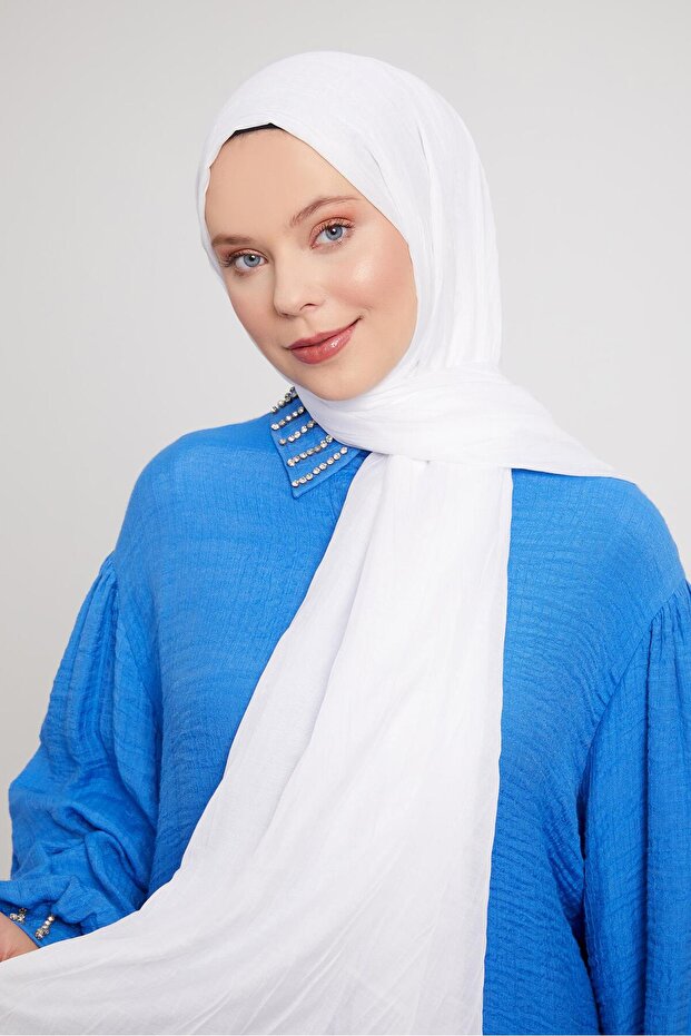 شال قطني أبيض مطوي