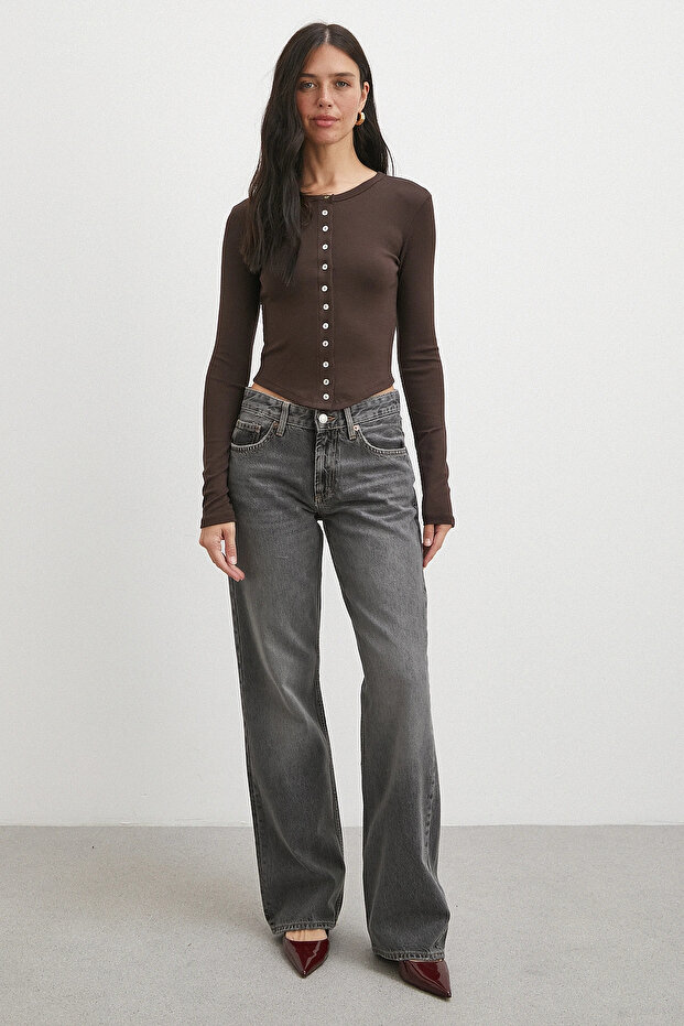 بلوزة بأكمام طويلة وأزرار باللون البني - 2