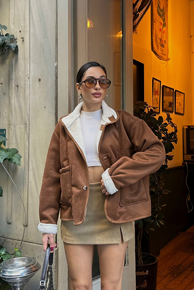 سترة من جلد الغزال مع جيوب وأزرار وبطانة من الفرو - 4