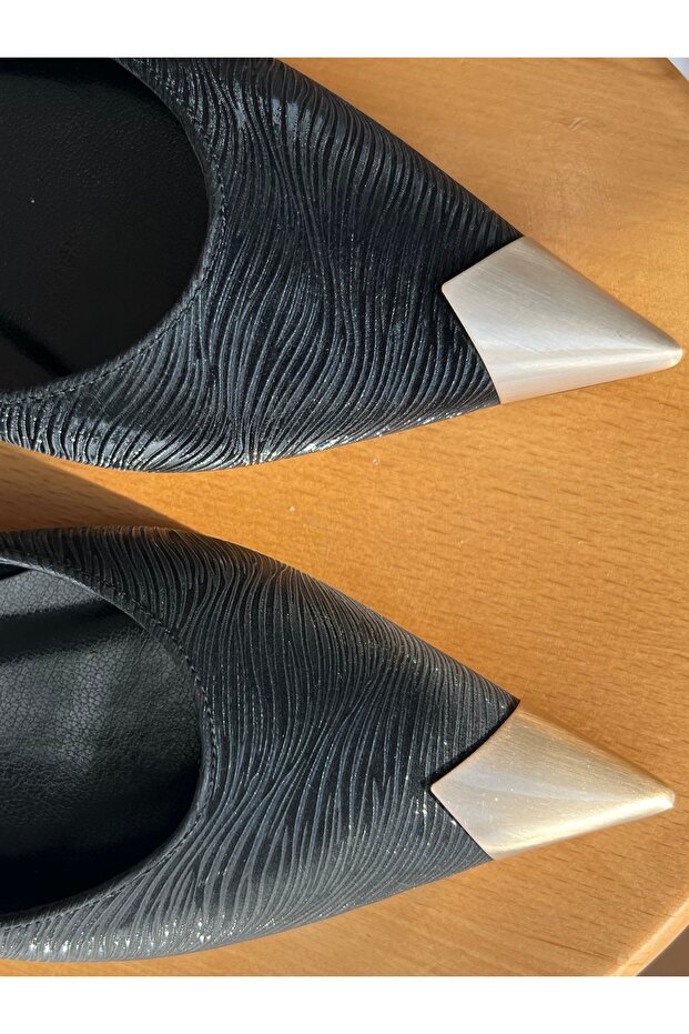 حذاء باليرينا بمقدمة مدببة ومفتوح من الخلف - 2