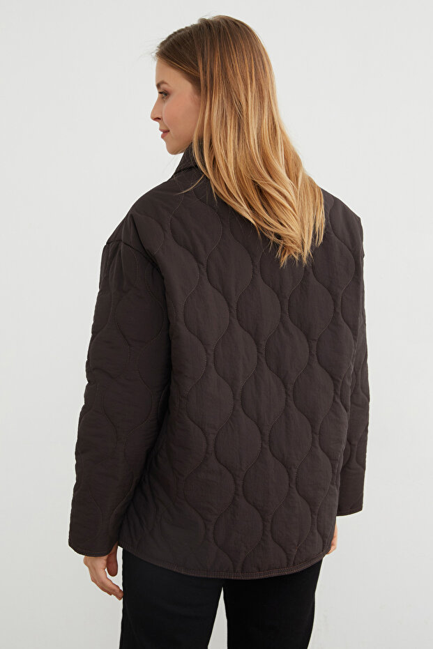 معطف كبير الحجم بأزرار منقوشة من سو واي - 7