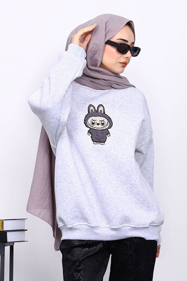 سترة رياضية رمادية اللون بياقة دائرية وثلاث خيوط - 3