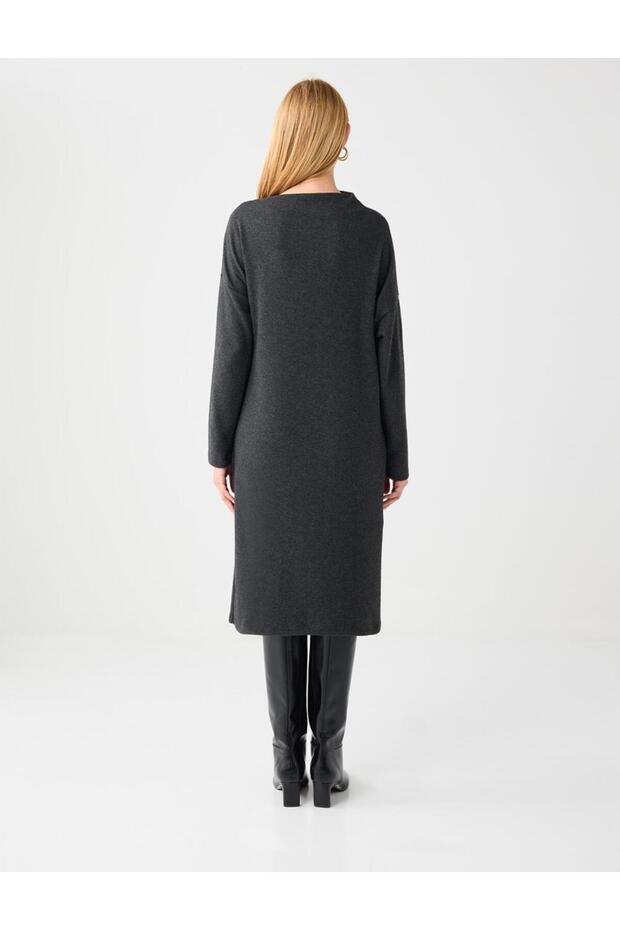 Antrasit Degaje Yaka Yumuşak Dokulu Midi Örme Elbise - 5