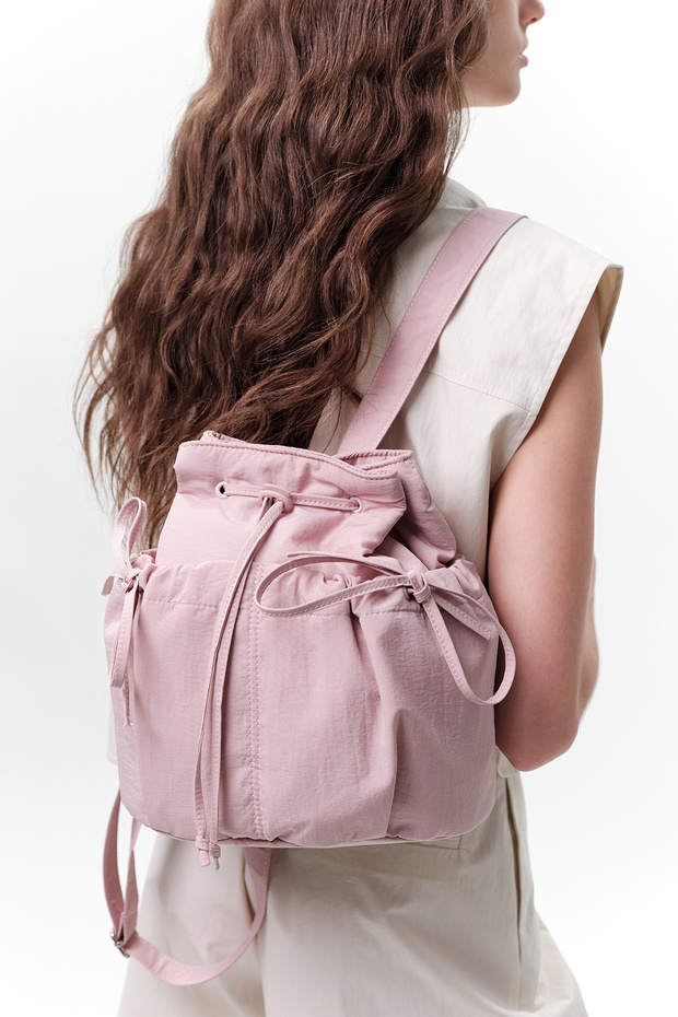 حقيبة ظهر بتفاصيل مزخرفة باللون الوردي - 1